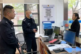 武汉一女子手滑错转12000元钱，关键时刻民警出手了！图片