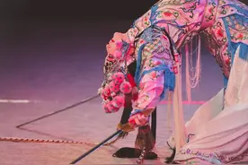 直播间里唱霸王别姬的24岁男孩，身份曝光后网友直呼：他早该火了图片