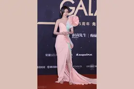 宋祖儿有点“用力过猛”，穿粉裙裹出凹凸感，羽毛装饰略显浮夸图片