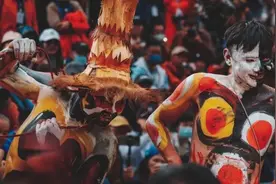 云南千年历史的全裸化妆舞会，用2米高的木头取火，村车堵出6公里图片