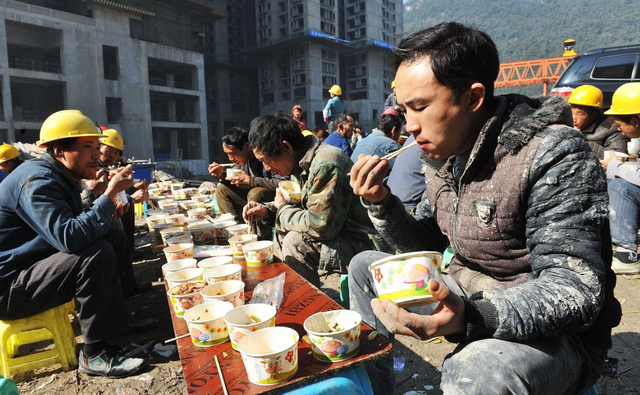 15块钱40个菜,物美价廉量大:全网打卡的工地盒饭,正在悄悄变味