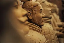 秦始皇兵马俑，是用活人烧制的？这尊裂开的兵马俑，解开了真相图片