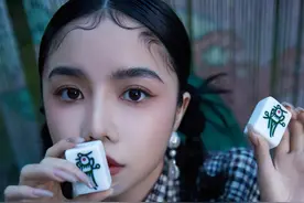 安崎——为了红去点了痣图片