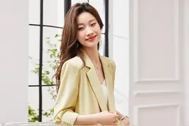 有一个8年不联系的女同学，打我电话，大谈姐妹情深，我默默拉黑图片