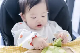 5个月宝宝肾结石，医生：都是辅食惹的祸，很多家庭还在这么喂图片