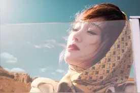 56岁巩俐状态绝了！复古红唇超级迷人，网友：巩皇就是巩皇啊图片