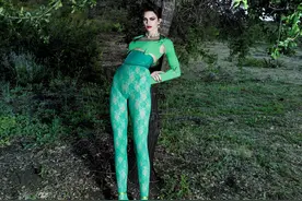 超模肯豆最新大片曝光，紧身衣秀火辣身材，“竹竿长腿”十分吸睛图片