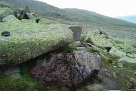 86年新疆牧民意外发现陨铁，专家估值2亿，归公后曾现归属权争议图片