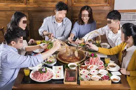 普法：江苏女子吃火锅，看到账单后惊呼: 474万！房子卖了也付不起图片