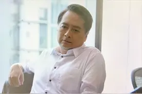 56岁香港著名男星复出拍剧，身材发胖显油腻，网友直呼不敢认图片