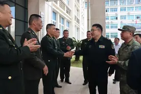 福建省军区王宏宇司令员赴龙岩蹲点调研并指导军分区党委常委民主生活会图片