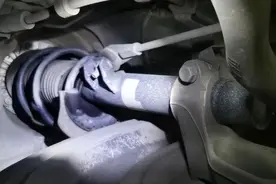 汽车减震器漏油怎么办？图片