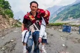 回顾汶川地震中的15个感人瞬间，看完已经泪奔，哪个让你记忆深刻图片