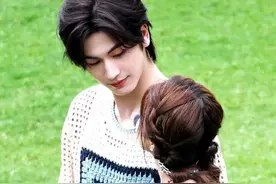 张凌赫能干心细没包袱，何炅夸完周迅夸，难怪白鹿选择他图片