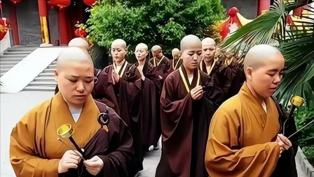 搔首弄姿，与游客寻欢作乐五台山美貌“尼姑”为何能如此放肆？