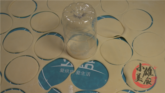 饺子皮别一个个擀，一个矿泉水瓶就搞定，1秒3个，比机器还快