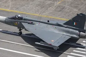 印度国产“光辉”战斗机，三国抢着买？其中一个还是中国的邻国？图片