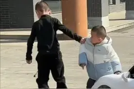 霸道总裁👍男孩开玩具车带俩女孩遇阻拦，霸气下车将其拉走。图片