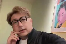 王岳伦陪父亲看画展大变样！染满头黄发变瘦变帅，疑仍住李湘豪宅图片