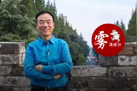 疫情严峻，经济萎靡，这个怪老头逆势而上狂赚230亿图片