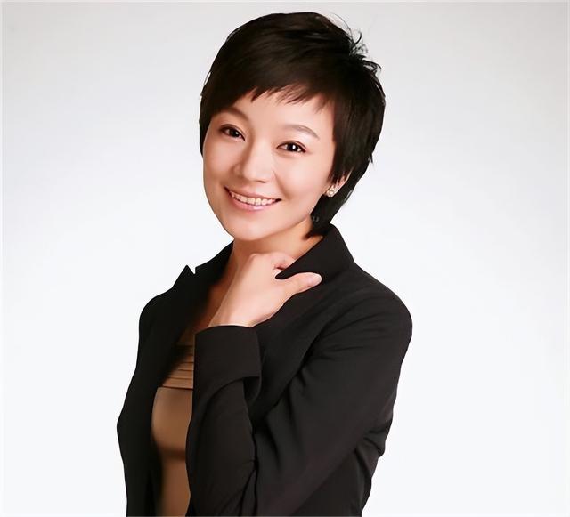 央视天气预报主持人王蓝一,女儿笑笑与妈妈很像,老公是谁已成谜