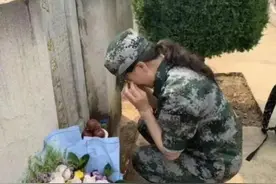这位在烈士墓碑前掩面而泣的女军人，她的名字叫刘丰图片