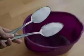 坚持用“盐水”洗头，一段时间后，或会收获4大变化，不妨试试图片