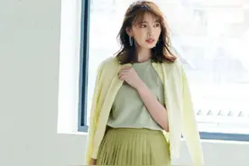 2022春天就放弃黑白灰吧！试试“彩色系”穿搭，显白时髦又高级图片