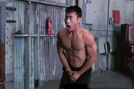 肌肉小伙健身时要害部位被砸中，看着就疼疼疼图片