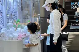 杨颖通宵赶飞机陪儿子游玩，5岁小海绵全程闹不停，个头长高不少图片