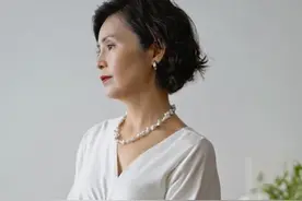 谁说小个子穿阔腿裤显矮？这位55岁的小个子妈妈，照样穿得很高级图片