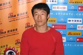 落魄的前大连国脚，与娇妻离异独自抚养女儿，为生计不惜当司机图片