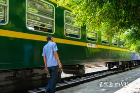 40度的高温天气来体验绿皮火车5612，因为车厢里没空调坐的人很少图片