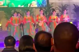 男员工反串跳《唐宫夜宴》庆祝妇女节，公司回应：公司传统，为了让女员工开心，往年还跳过《小天鹅》图片