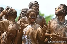 云南沧源万人共度“摸你黑”狂欢节图片