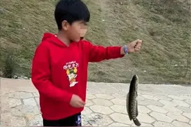初中生摆摊攒钱买自己的鱼竿：父母担心钓鱼影响学业，他主动提出靠自己挣钱图片