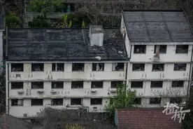 杭州三墩废弃医院晚上传出“嗷嗷”的怪声？实地探访，附近居民说常有年轻人找过来……图片