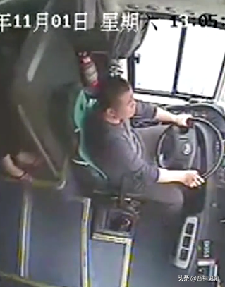 大巴车司机章双林，遇乘客露出诡异笑容，仅凭直觉感到危险要发生