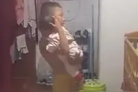 江苏妈妈外出，9岁哥哥独自哄抱2个多月妹妹，姿势干练不比爸爸差图片