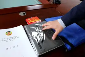 【聚焦两会】沉甸甸的公文包 沉甸甸的责任——“探秘”委员们的公文包里都有啥图片