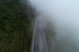 他们在昆磨高速上 不舍昼夜 一路追雾图片