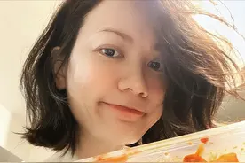 45岁TVB女星离巢移居加拿大！皮肤白嫩似剥壳鸡蛋，至今没有生子图片