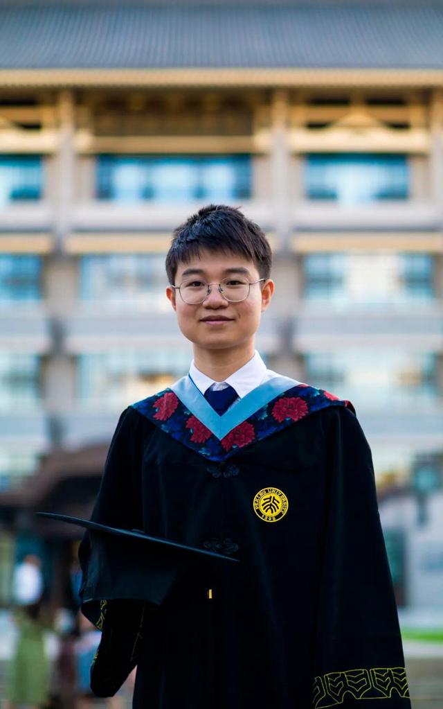 江西男孩复读704分进北大 父母是英语老师 毕业获唯一特等奖 自由新闻