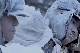 长津湖战役中，一群被冻成冰雕的中国士兵，为祖国敬了一个军礼图片