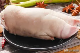 冬天多吃猪蹄，加它一起炖，补脑补钙，面色红润显年轻，做法简单图片