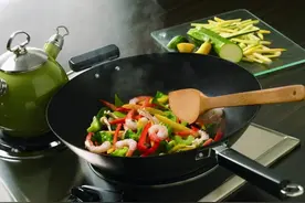 铁锅涂层选择锅铲有局限 , 铁锅炒食物才可增加铁元素图片