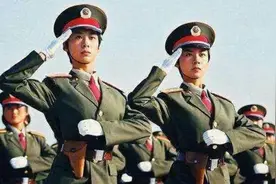 1999年，在阅兵仪式上“红遍中国”的双胞胎姐妹花，如今过得如何图片