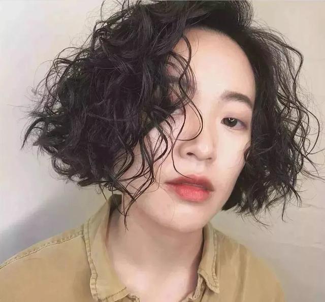 该换huam发型了(2022年短发新发型女士减龄烫发) - 冷求网