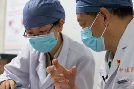 原来书中真有黄金屋！医院院长受贿333万不敢存银行，只能藏书房图片