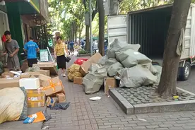 厢式卡车冲人行道海量“卸货”就地分拣 快件包裹将人行道挤成“羊肠小道”图片